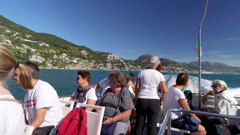 Touristen-Fahren-An-Einem-Schönen-Tag-Mit-Einem-Ausflugsboot-Entlang-Der-Italienischen-Amalfiküste