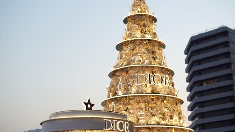 Erstaunliche-Riesige-Dior-Weihnachtsbaumdekoration-Im-K11-Musea,-Hongkong