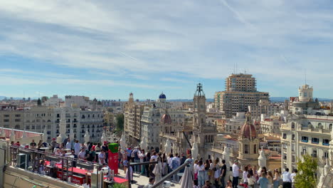 Terrasse-Des-Handelsathenäums-Voller-Menschen,-Die-Die-Mascleta-Der-Fallas-Auf-Dem-Platz-Des-Rathauses-Von-Valencia,-Spanien,-Sehen-Möchten