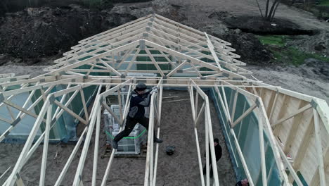 Colocar-Las-Vigas-De-Madera-Al-Construir-El-Techo-De-Una-Casa.