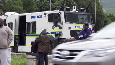 Transeúntes-Del-Municipio-Frente-Al-Vehículo-Policial-Rg-12-En-La-Escena-Del-Crimen