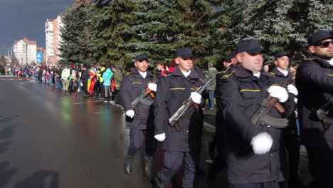 Gente-Viendo-El-Desfile-Del-Escuadrón-De-Policía-En-Miercurea-Ciuc,-Rumania---POV