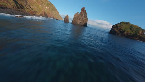 FPV-Drone-Volando-Cerca-Del-Océano-Azul-En-La-Costa-De-La-Isla-De-Madeira