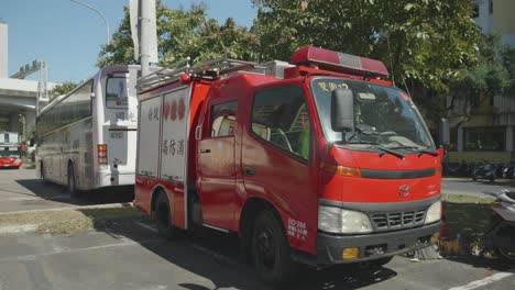 Camión-De-Bomberos-Rojo-Y-Autobús-Blanco-Intaiwán,-Día-Claro-Y-Soleado,-Escena-De-Transporte-Urbano