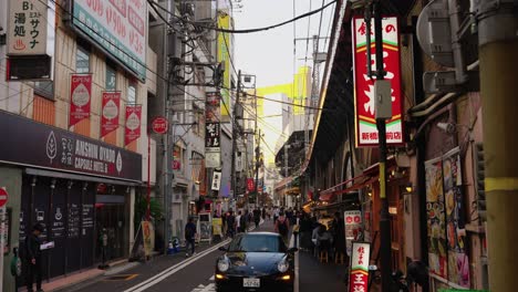 Zeitlupenschwenk-über-Enge-Straßen-In-Den-Bezirken-Von-Tokio