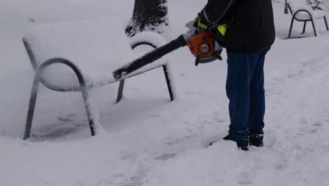 Hombre-Quitando-Nieve-En-El-Parque-Con-Soplador-De-Hojas.