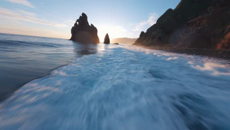 FPV-Drohne-Fliegt-In-Der-Nähe-über-Dem-Meer-In-Richtung-Sonnenaufgang-Mit-Wellen-Und-Nebligem-Meeresnebel