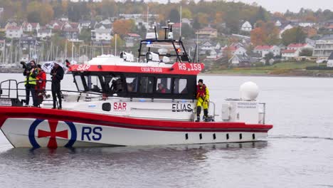 Barco-De-Rescate-Y-Equipo-De-Cámara-Respondiendo-A-Una-Emergencia-En-El-Puerto.