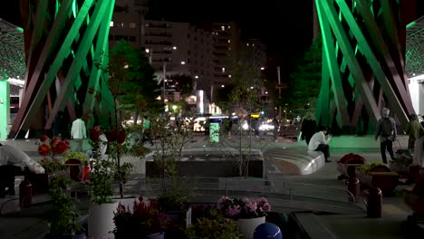 Vista-De-La-Zona-De-Asientos-Al-Lado-De-Un-Pequeño-Estanque-Cerca-De-La-Puerta-Tsuzumi-En-La-Estación-Jr-Kanazawa-Al-Este-Por-La-Noche