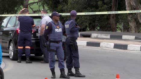 Policía---Detectives-En-La-Escena-Del-Crimen-Suburbana