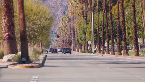 Toma-Estática-De-Un-Automóvil-Nuevo-Y-Moderno-Conduciendo-Por-Un-Bulevar-En-Una-Zona-Residencial-De-La-Ciudad.