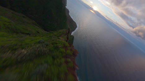 Dron-Fpv-Buceando-Hasta-El-Océano-Desde-Una-Proximidad-Montañosa-En-Una-Cresta-Donde-Se-Ve-Una-Naturaleza-Verde-Y-Exuberante