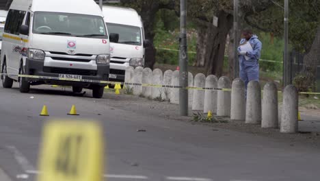 Ein-Forensischer-Ermittler-Der-Polizei-Kartiert-Einen-Tatort,-An-Dem-Ein-Vorbeifahrendes-Taxi-Geschossen-Hat,-In-Hout-Bay,-Kapstadt,-Südafrika