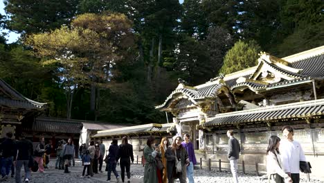 La-Gente-Pasea-Tranquilamente-Por-Las-Cercanías-De-La-Puerta-Karamon-En-Nikko-Toshogu,-Japón,-Añadiendo-Un-Toque-Animado-Al-Ambiente-Cultural-De-Este-Venerado-Sitio.