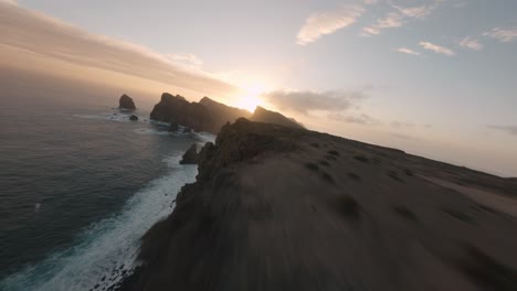 Drones-Fpv-Navegando-Por-El-Borde-De-La-Cresta-En-La-Playa-Ponta-Do-Rosto-Durante-El-Amanecer