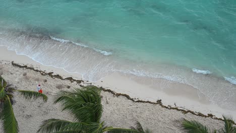 Blick-Von-Oben-Auf-Den-Arbeiter,-Der-Den-Strand-Aufräumt