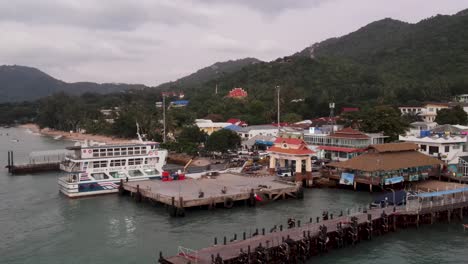 Vista-Aérea-Del-Barco-Amarrado-Y-Atracado-En-El-Muelle-De-Koh-Tao