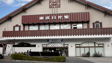 Außenansicht-Des-Bahnhofs-Tobu-Nikko.-Zeitlupenaufnahme