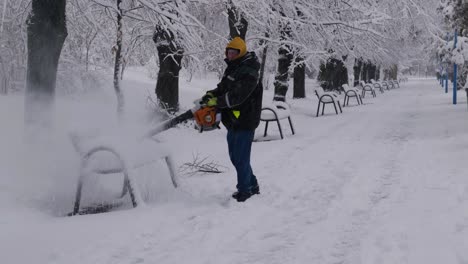 Mann-Entfernt-Schnee-Im-Park-Mit-Laubbläser