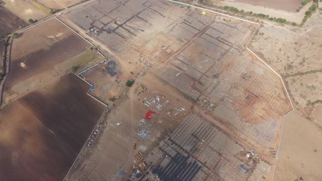 Vista-Aérea-De-Drones-Cámara-De-Drones-Que-Muestra-La-Instalación-De-Paneles-Solares-En-Un-área-Grande-Con-Grandes-Campos-Alrededor