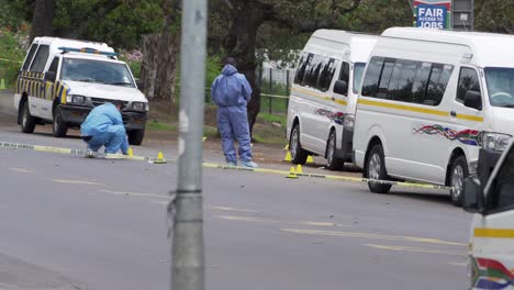 Detectives-Forenses-Examinan-La-Escena-Del-Homicidio-En-La-Violencia-En-Curso-En-Taxis