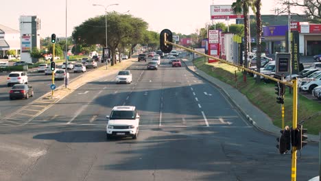 Toma-Acelerada-Del-Tráfico-En-Hora-Punta-De-La-Mañana-En-Johannesburgo,-Sudáfrica