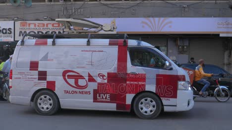 News-van-on-location-in-Saddar-Bazar,-Karachi