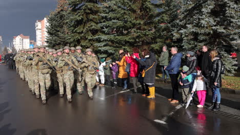 Rumänischer-Nationalfeiertag---Soldaten-Und-Polizisten-Marschieren-Auf-Nasser-Asphaltstraße-In-Miercurea-Ciuc,-Rumänien