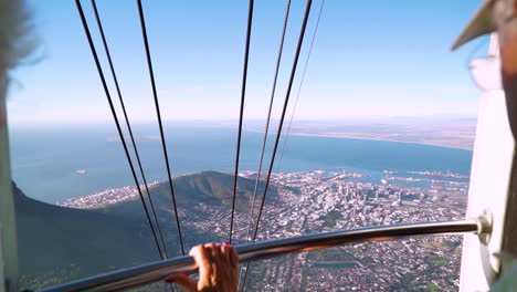 Una-Vista-Desde-El-Interior-De-Una-Góndola-Del-Teleférico-De-Ciudad-Del-Cabo-Mientras-Sube-A-La-Montaña-De-La-Mesa-En-Sudáfrica