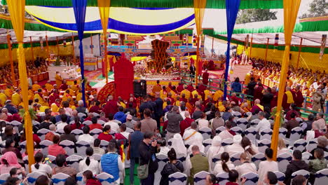 Gran-Multitud-De-Devotos-De-La-Religión-Budista-En-El-Monasterio-De-Nepal,-Culto-Al-Señor-Buda,-Pacífico,-Tradición-Del-Lugar-De-Nacimiento-De-Buda-Con-Drones-4k