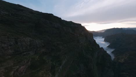 FPV-Drohnentauchen-Im-Tal-Am-Pico-Do-Arieiro-In-Den-Bergen-Bei-Sonnenuntergang