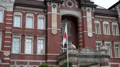 Zentraler-Teil-Des-Bahnhofs-Tokio-Vom-Marunouchi-Ekimae-Platz-Aus-Gesehen