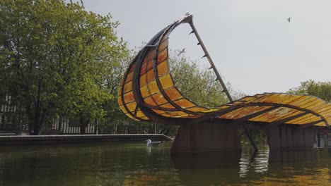 Wide-shot-of-Seagulls-at-the-Leaf-Boat-statue-in-Wales