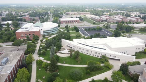 Escuela-De-Música-Y-Biblioteca-Del-Parque-En-El-Fondo-De-La-Universidad-De-Michigan,-Vista-Aérea