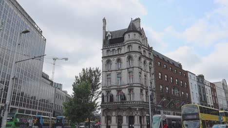 Toma-Inclinada-De-Un-Hermoso-Edificio-Antiguo-En-Las-Calles-De-Dublín.