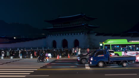 Festival-De-Luz-De-Gwanghwamun-De-Seúl:-Proyección-De-Luces-Artísticas-En-La-Puerta-De-Gwanghwamun-Por-La-Noche,-Gente-Y-Lapso-De-Tiempo-De-Tráfico