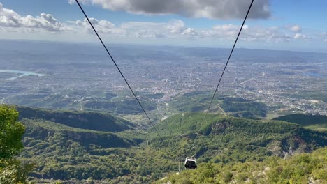 Mover-Teleféricos-Desde-El-Dajti-Ekspres-Con-Vistas-A-Tirana,-Albania