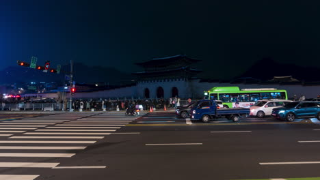 Seoul-Light-Gwanghwamun-Festival-–-Künstlerische-Lichtprojektion-Auf-Dem-Gwanghwamun-Tor-Bei-Nacht,-Menschen-Und-Verkehr-Im-Zeitraffer