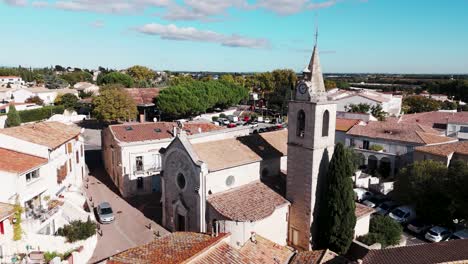 Vista-Aérea-Giratoria-Sobre-La-Pequeña-Ciudad-De-Saint-aunès-En-El-Sur-De-Francia,-Vista-Sobre-La-Iglesia