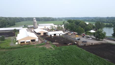 Granja-Lechera-Local-Con-Ganado-En-El-Campo-En-Michigan,-Vista-Aérea-De-Drones