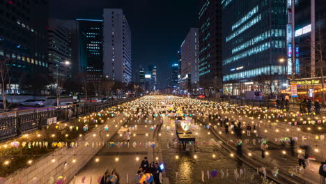 Gente-Caminando-Por-El-Arroyo-Cheonggyecheon-Durante-El-Festival-De-Faroles-Navideños-Por-La-Noche---Timelapse