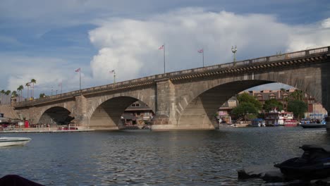 London-Bridge-Lake-Havasu-Etabliert-Weitwinkelaufnahme