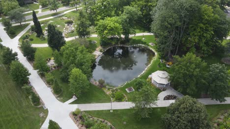 Gemütlicher-Park-Mit-Teich-Und-Pavillon-Der-Central-Michigan-University,-Mt