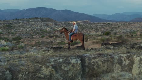 Vaquero-Antiguo-A-Caballo-En-El-Majestuoso-Paisaje-Del-Desierto-De-Tatacoa,-Revelación-Aérea