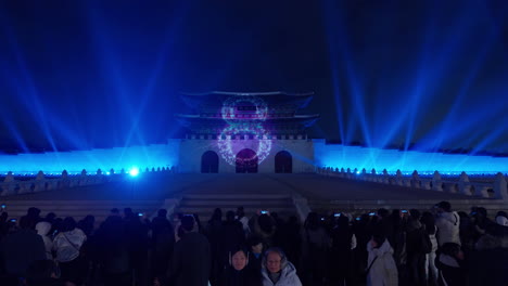 Cuenta-Regresiva-Del-Año-Nuevo-2024-Proyectada-En-La-Puerta-De-Gwanghwamun-En-Seúl-Por-La-Noche,-La-Multitud-Disfruta-Del-Espectáculo-De-Luces-En-La-Plaza-Gwanhwamun-En-La-Víspera-De-Año-Nuevo