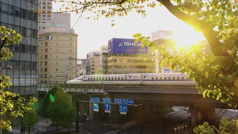 Zeitlupenaufnahme,-Während-Der-Hochgeschwindigkeitszug-Durch-Das-Stadtzentrum-Von-Tokio-Fährt