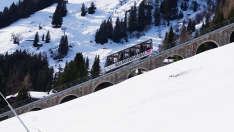 Bergstandseilbahnsystem-Mit-Bogenlöchern,-Verschneite-Schweizer-Natur