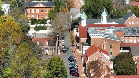 Old-Salem-Con-Revelación-Aérea-Del-Moderno-Horizonte-De-Winston-Salem-En-Carolina-Del-Norte-Durante-El-Otoño