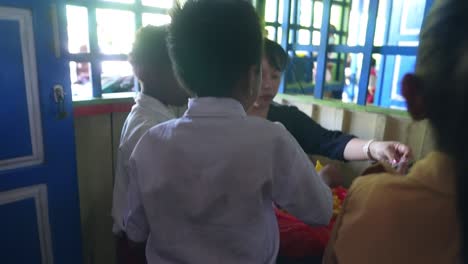 enthusiastic-elementary-school-children-for-elementary-school-snacks-in-Papua,-Indonesia