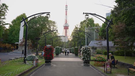 Cámara-Lenta-Que-Establece-La-Inclinación-Del-Parque-Minato-Ward-Y-La-Torre-De-Tokio